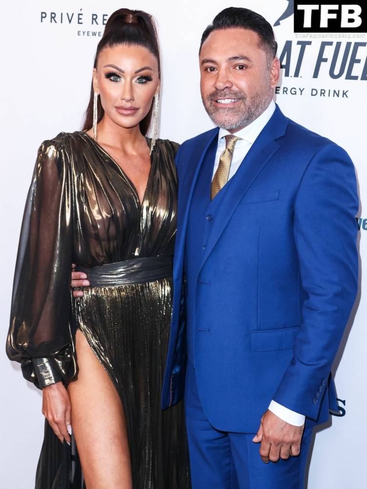 Braless Holly Sonders and Her Famous Boyfriend Oscar De La Hoya Pose at the 2022 Harold and Carole Pump Foundation Gala - #7