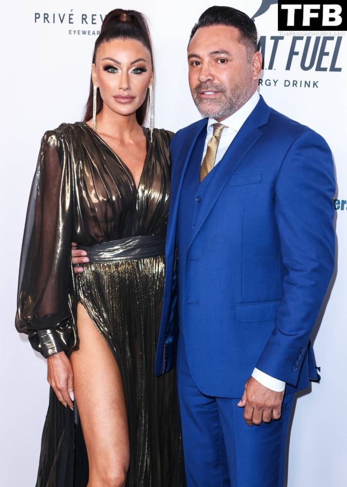 Braless Holly Sonders and Her Famous Boyfriend Oscar De La Hoya Pose at the 2022 Harold and Carole Pump Foundation Gala - #9