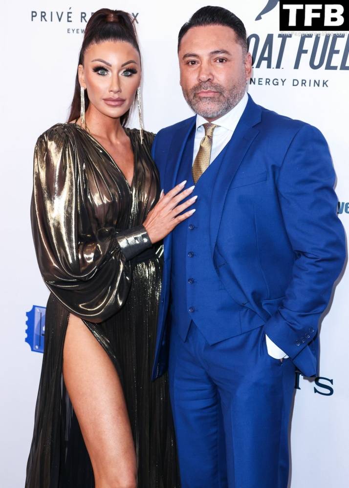Braless Holly Sonders and Her Famous Boyfriend Oscar De La Hoya Pose at the 2022 Harold and Carole Pump Foundation Gala - #5