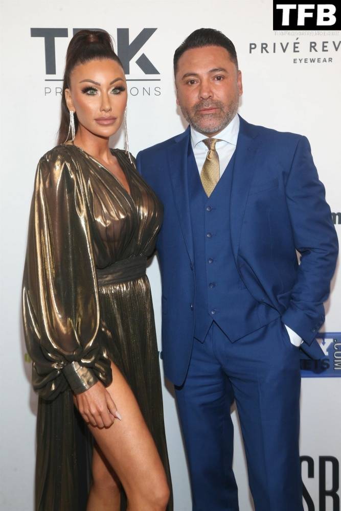 Braless Holly Sonders and Her Famous Boyfriend Oscar De La Hoya Pose at the 2022 Harold and Carole Pump Foundation Gala - #8
