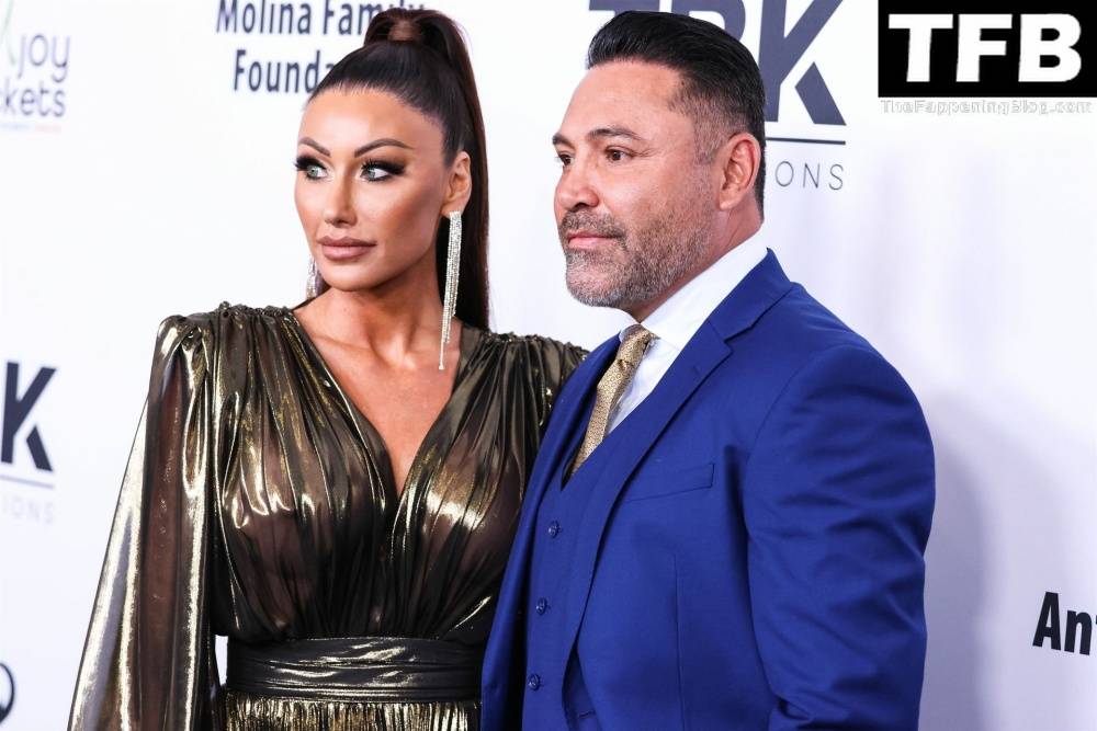 Braless Holly Sonders and Her Famous Boyfriend Oscar De La Hoya Pose at the 2022 Harold and Carole Pump Foundation Gala - #18