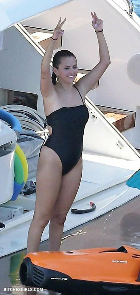 Selena Gomez Celeb Nudes - selenagomez Leaked Boobs Photos - #21